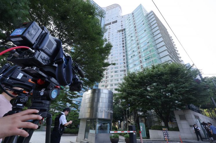 김건희특검, 아크로비스타 등 7곳 압수수색…'금거북이 매관매직' 이배용 출석