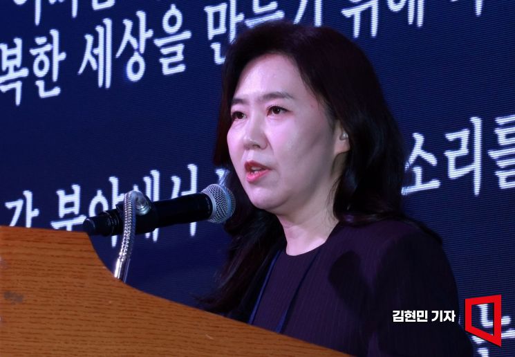 강유정 대통령실 대변인이 6일 서울 중구 롯데호텔에서 아시아경제 주최로 열린 '2025 여성리더스포럼'에서 이재명 대통령 축사를 대독하고 있다. 2025.11.6 김현민 기자