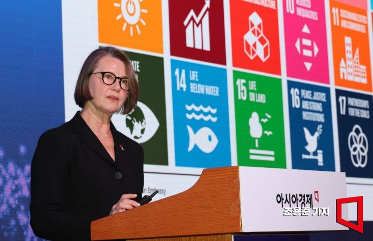 안네 카리 한센 오빈 주한 노르웨이 대사가 6일 서울 중구 롯데호텔에서 아시아경제 주최로 열린 '2025 여성리더스포럼'에 참석, '대전환의 파도를 넘어:지속가능한 미래를 여는 노르웨이의 포용적 리더십'이란 주제로 기조강연을 하고 있다. 2025.11.6 조용준 기자