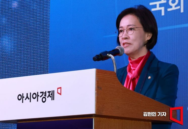 [포토] 2025 여성리더스포럼 축사하는 이인선 위원장