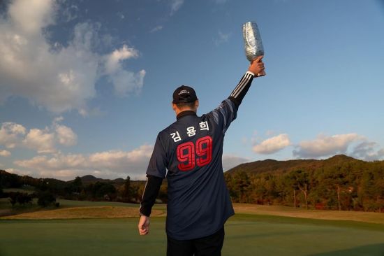 김재호가 KPGA 투어 렉서스 마스터즈 우승 직후 아버지인 김용희 롯데 자이언츠 2군 감독의 유니폼을 입고 환호하고 있다. KPGA 제공