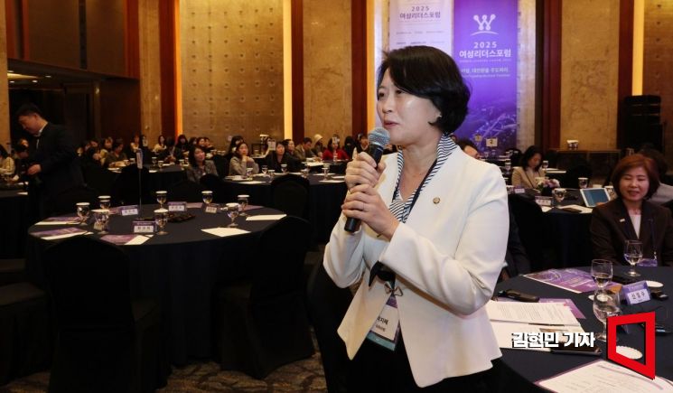 [포토] 여성리더스포럼 격려사하는 박지혜 의원