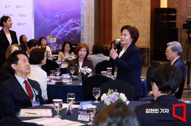 [포토] 여성리더스포럼 격려사하는 정춘생 의원