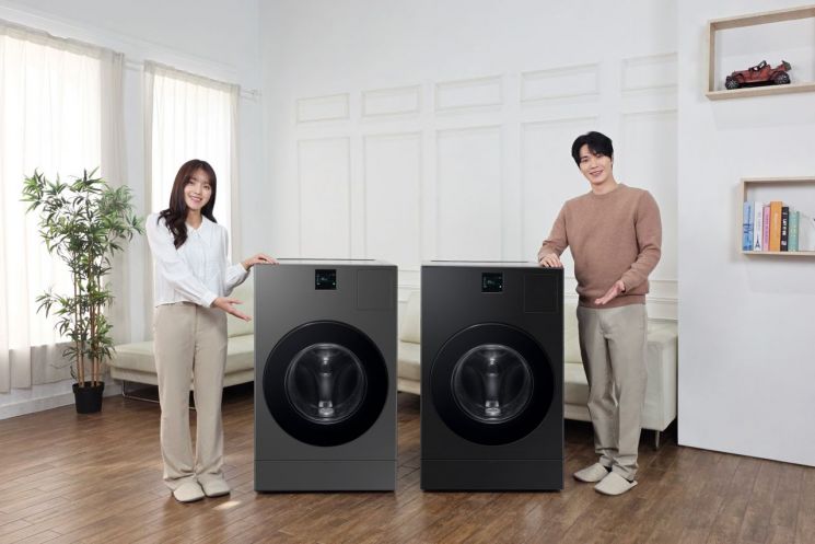 삼성전자 모델이 '비스포크 AI 콤보' 신규 색상 신제품을 소개하고 있다. 삼성전자