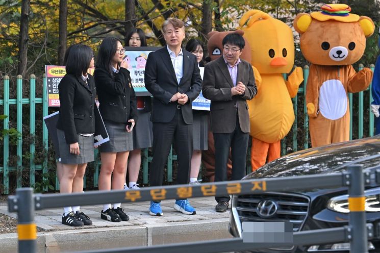 광주 서구가 6일 상일여자고등학교 정문 인근에서 등굣길 보행환경 개선을 위한 현장점검을 실시했다. 광주 서구 제공