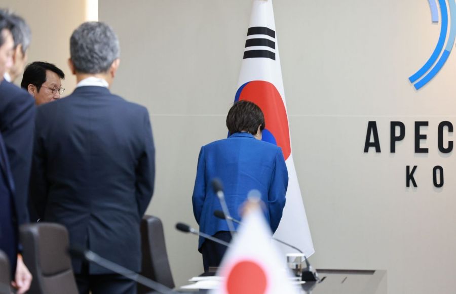 다카이치 사나에 일본 총리가 30일 경북 경주 APEC 정상회의장에서 열린 이재명 대통령과의 한일 정상회담에서 기념촬영 후 자리로 향하기 전 태극기에 예를 표하고 있다.(오른쪽) /대통령실통신사진기자단