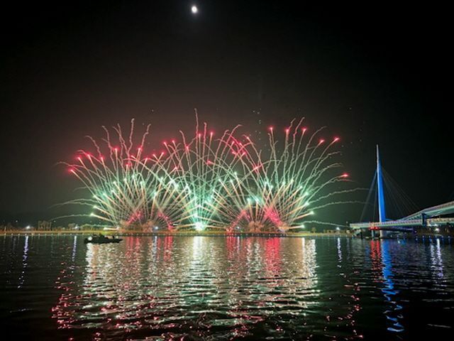 "시민들 불꽃쇼에 환호" … 마산가고파국화축제, 불꽃쇼로 환상적인 밤