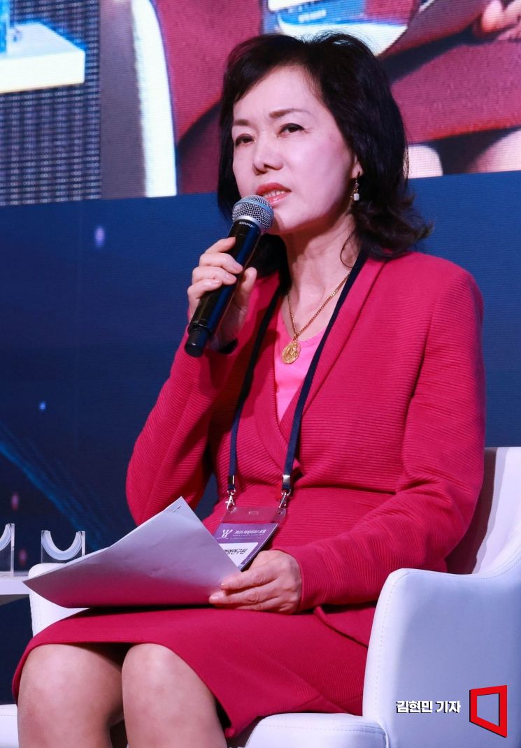 [포토] 패널토론 진행하는 이복실 부원장