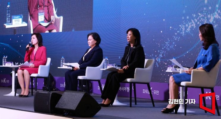 Lee Boksil, Deputy Director of the National Institute of Governance, is participating in a panel discussion on the theme "Leadership Needed for South Korea in the Era of Great Transformation" at the "2025 Women Leaders Forum" hosted by The Asia Business Daily, held at Lotte Hotel in Jung-gu, Seoul on November 6, 2025. Photo by Kim Hyunmin