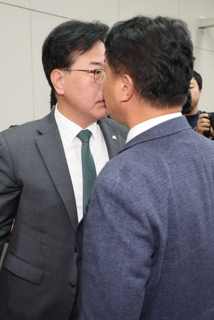 대통령실 국감서 '배치기' 충돌…송언석·이기헌 "내가 피해자"