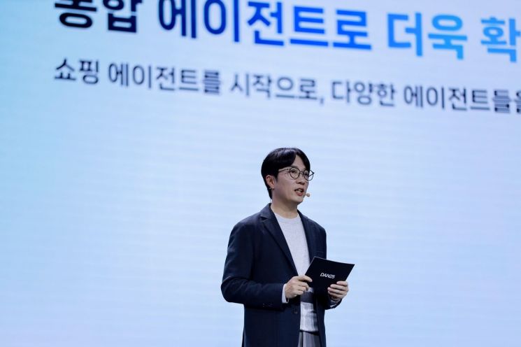 김범준 네이버 최고운영책임자(COO)가 6일 오전 서울 강남구 코엑스에서 개최된 네이버의 연례 콘퍼런스 '단25(DAN25)'에서 기조연설을 하고 있다. 네이버 제공