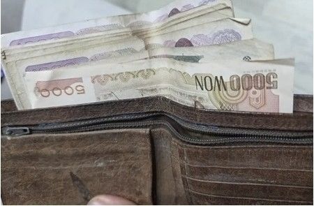 "Unable to Spend the 50,000 Won, Carried Like a Talisman"…Why a Single Photo Resonated with So Many