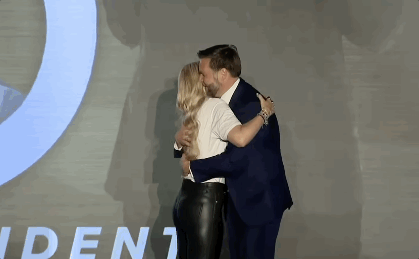 "감동적인 포옹" vs "도 넘은 스킨십"…남편 사망 두달 만에 커크 부인 '불륜설'