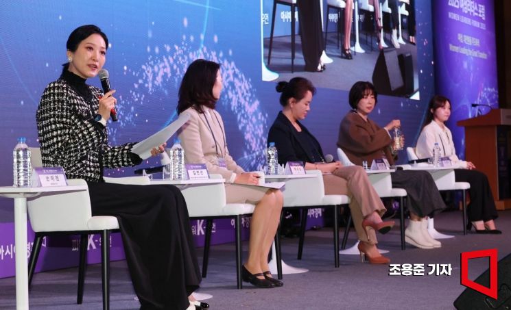 [포토] 파워 k-우먼 토크 콘서트 주재한 손이천 케이옥션 이사