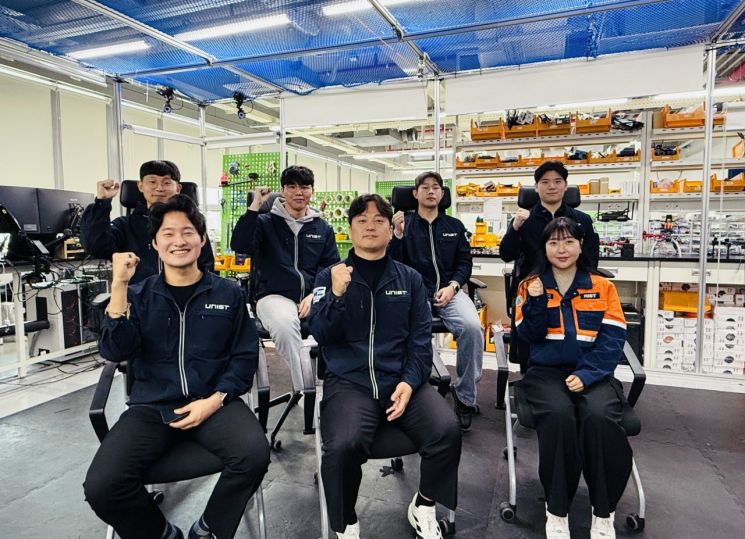 정임두 교수(앞줄 가운데) '세이프엔젤'팀이 AI 챔피언 결선에 앞서 파이팅을 외치고 있다. UNIST 제공