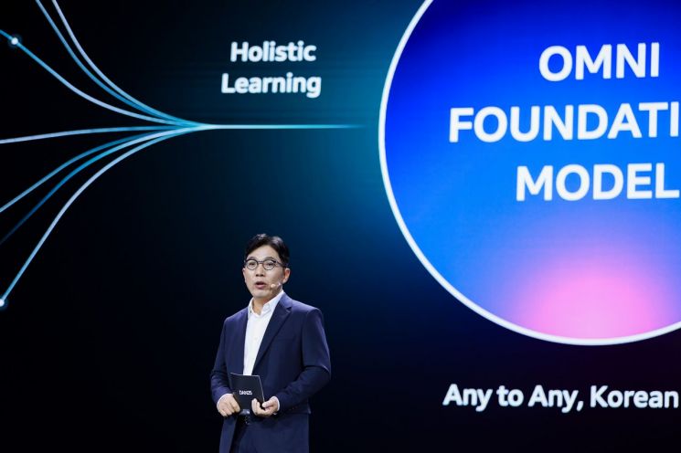 김유원 네이버클라우드 대표가 6일 오전 서울 강남구 코엑스에서 개최된 네이버의 연례 콘퍼런스 '단25(DAN25)'에서 기조연설을 하고 있다. 네이버 제공