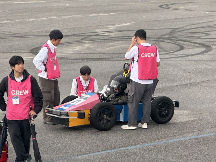 서울시립대 학생들이 ‘2025 대학생 스마트 e모빌리티 경진대회’에서 자작 전기차의 주행을 준비하고 있다. 서울시립대학교