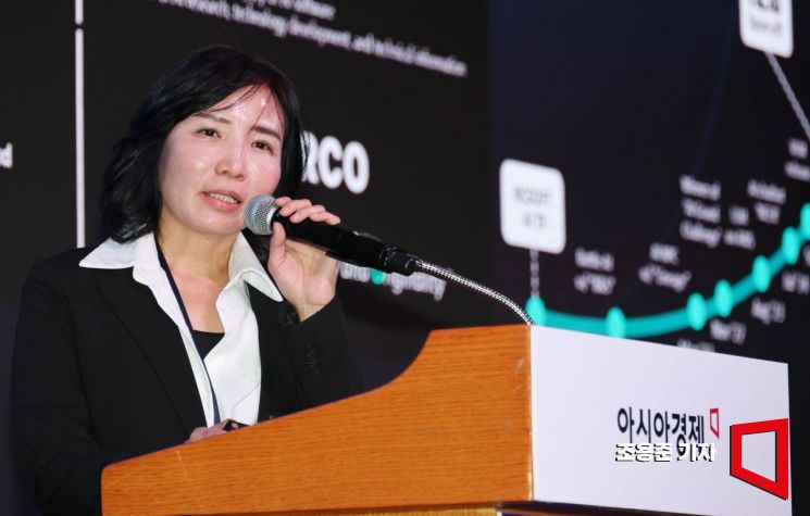 [포토] 강연하는 이연수 NC AI대표