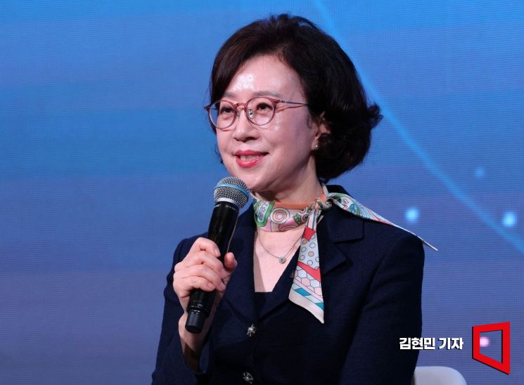 문애리 한국여성과학기술인육성재단 이사장이 6일 서울 중구 롯데호텔에서 아시아경제 주최로 열린 '2025 여성리더스포럼'에서 '과학·기술 대전환 : 인공지능 시대와 여성 인재'를 주제로 패널토론을 하고 있다. 2025.11.6 김현민 기자
