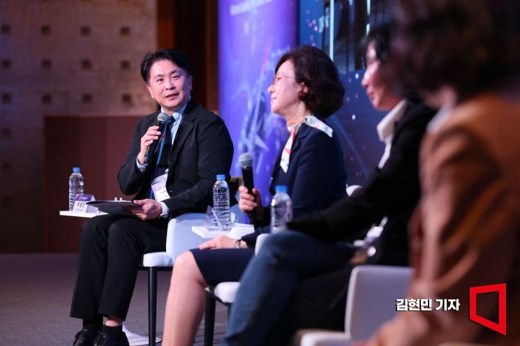 백종민 아시아경제 테크스페셜리스트가 6일 서울 중구 롯데호텔에서 아시아경제 주최로 열린 '2025 여성리더스포럼'에서 '과학·기술 대전환 : 인공지능 시대와 여성 인재'를 주제로 패널토론을 하고 있다. 2025.11.6 김현민 기자