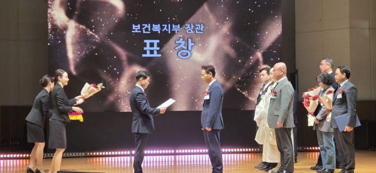 표창을 받고 있는 BPA 엄기용 ESG경영실장. BPA 제공