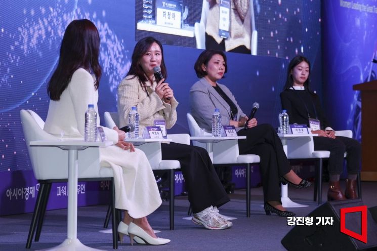 6일 서울 중구 롯데호텔에서 아시아경제 주최로 열린 '2025 여성리더스포럼'에 참석한 패널들이 '저출생 대전환: 테크로 여는 새로운 육아'란 주제로 토론하고 있다. 왼쪽부터 이지애 아나운서, 허청아 올디너리매직 대표, 박지희 코코지 대표, 이정윤 빌리지베이비 대표.