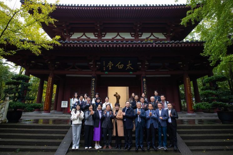 주광덕 시장(앞줄 왼쪽 네 번째) 등 남양주시 대표단이 지난 5일 이백 기념관장(주광덕 시장 오른쪽 첫 번째) 및  관계자들이 이백 기념관 앞에서 단체사진을 찍고 있다. 남양주시 제공
