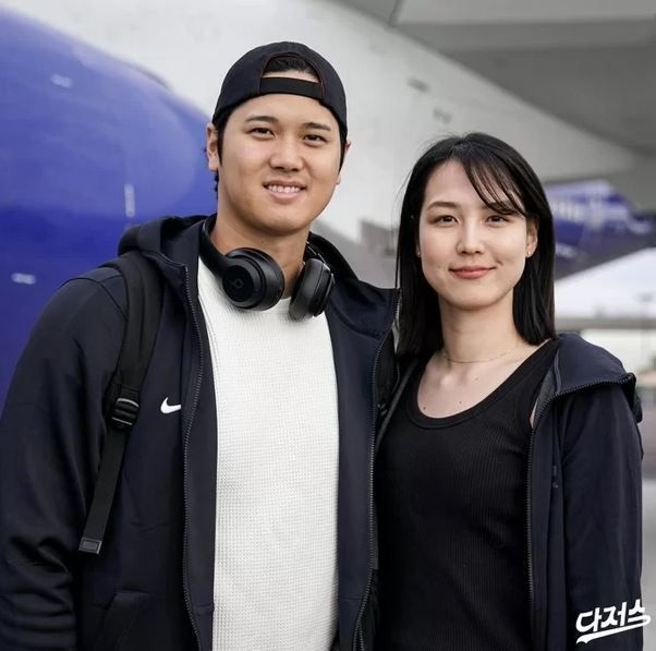 '1조원 사나이' 오타니 아내, 구형폰 하나로 시선 집중