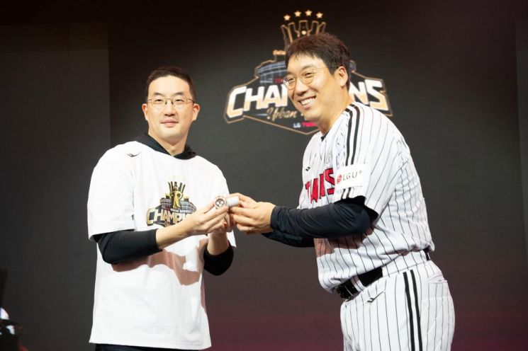 LG 구광모, KS MVP 김현수에게 롤렉스 시계 선물 "끈끈했던 팀, 기억 남을 것"