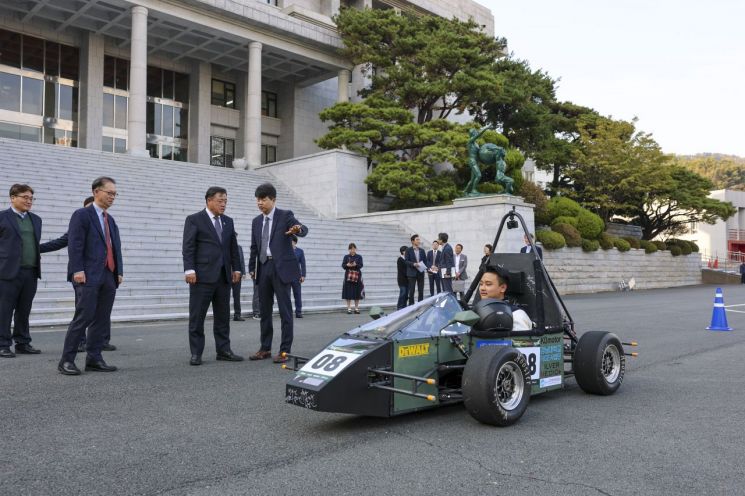 경남대 기계공학부 학생이 라이즈 사업비로 운영된 '스마트 e-모빌리티 자작자동차 설계·제작 프로그램'에 참여해 수행한 성과를 선보이고 있다. 경남도 제공