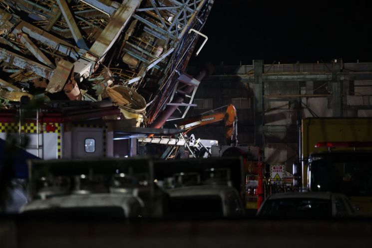6일 오후 울산시 남구 용잠동 한국동서발전 울산발전본부 울산화력발전소 보일러 타워 붕괴 사고 현장에서 수색작업이 이어지고 있다. 이 사고로 2명이 구조됐고 7명이 매몰됐다. 연합뉴스