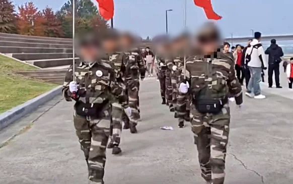 서울 여의도 한강공원에서 최근 군복과 유사한 복장을 입은 중국인 단체가 행진곡에 맞춰 단체 행진을 하고 있다. 더우인