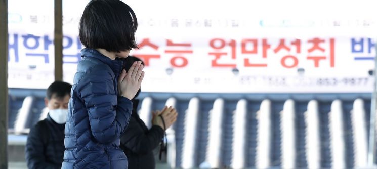 On the 3rd, ten days before the 2026 College Scholastic Ability Test (CSAT), Buddhists are praying at Gatbawi on Palgongsan Mountain in Gyeongsan, Gyeongbuk. Photo by Yonhap News