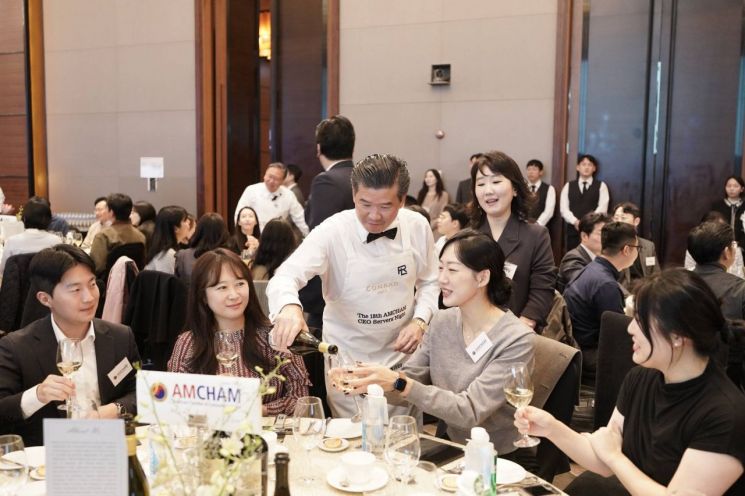 제임스 김 주한미국상공회의소(암참) 회장이 6일 서울 영등포구 콘래드 서울 호텔에서 열린 '암참 CEO 서버스 나이트'에서 음식을 서빙하고 있다. 암참.