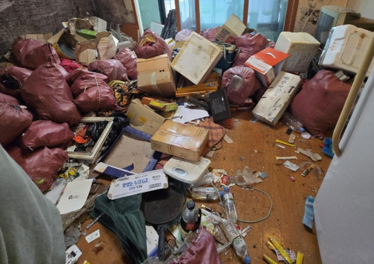 제보자가 공개한 원룸의 퇴거 후 상태. 온라인 커뮤니티