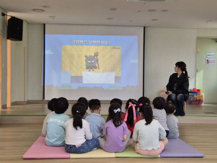 어린이들이 감염병 예방법을 배우는 모습. 구로구 제공.