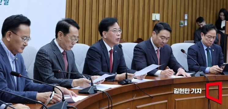 송언석 국민의힘 원내대표가 7일 국회에서 열린 원내대책회의에서 발언하고 있다. 2025.11.7 김현민 기자