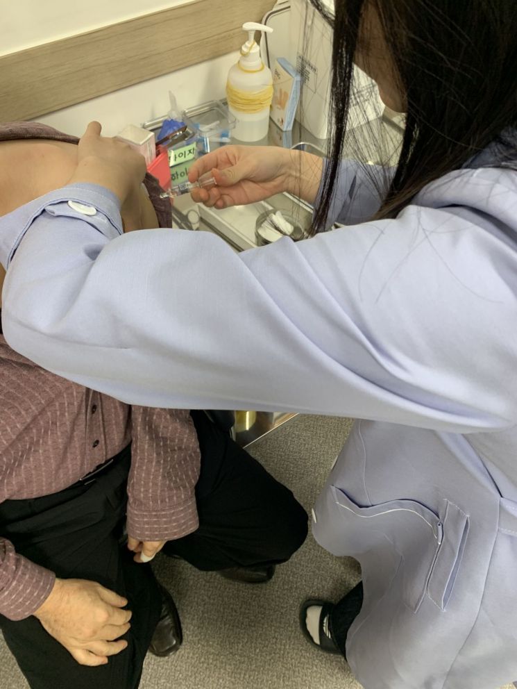 광주지역 한 의료기관에서 시민이 인플루엔자 예방접종을 받고 있다. 광주시 제공