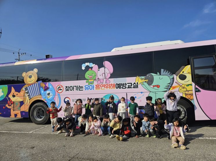 고창군이 최근 보건복지부와 한국건강증진개발원과 연계해 관내 3~5세 유아를 대상으로 '유아 흡연위해예방 이동체험관'을 운영했다. 고창군 제공