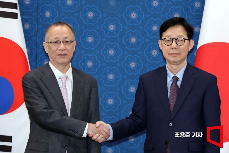 [포토] 한-일차관전략대화에서 악수하는 양국 차관