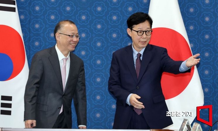 [포토] 자리 권하는 박윤주 외교부 1차관