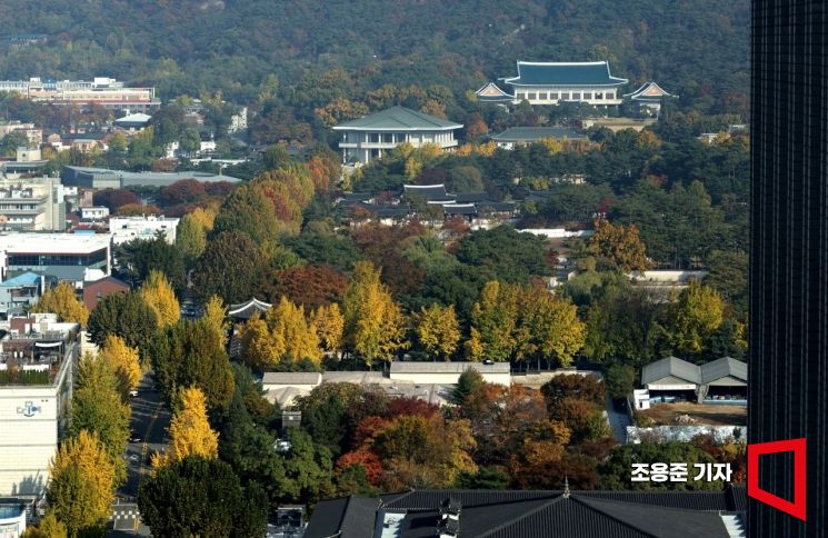 입동인 7일 서울 외교부 청사에서 바라본 청와대 일대 단풍이 절정을 이루고 있다. 용산 대통령실의 청와대 이전이 임박한 것으로 보도되고 있다. 2025.11.7 조용준 기자