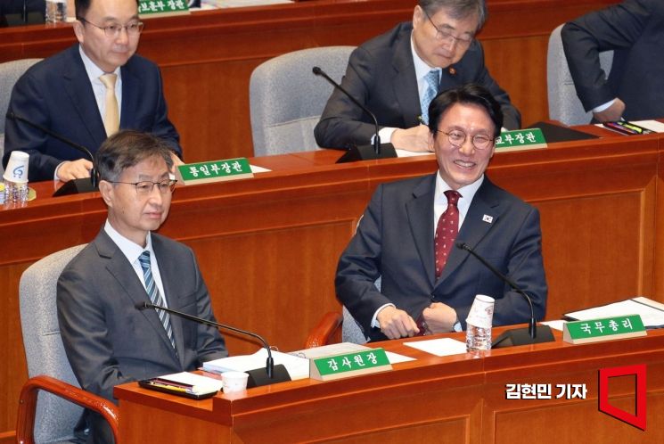 [포토] 국회 예결위 참석하는 김민석 총리