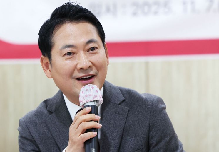 국민의힘 장동혁 대표가 7일 경기도 용인시 수지구의 한 아파트 단지에서 열린 '부동산 정책 정상화 특별위원회-부동산 대책 경기도 현장 간담회'에서 발언하고 있다. 연합뉴스