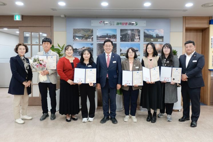전진선 양평군수(가운데)가 지난 6일 전 직원이 참여해 성황리에 진행된 '2025년 도전! 청렴 골든벨'의 시상식을 개최한 후 기념촬영을 하고 있다. 양평군 제공