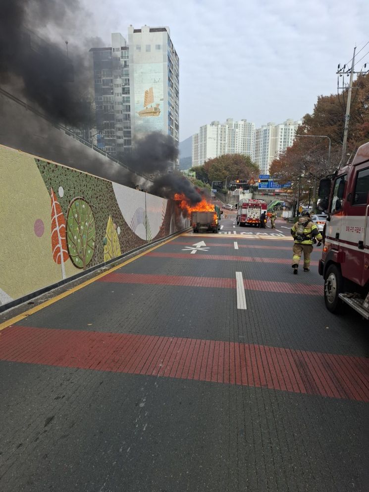 [포토] 트럭이 불타고 있어요 … 일대 교통 혼잡