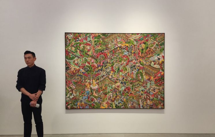 7일 오후 서울 강남구 신사동의 페로탕 갤러리에서 김훈규 작가가 자신의 작품을 설명하고 있다. 서믿음 기자