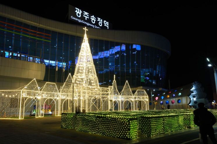 지난해 광주송정역 광장에서 설치된 ‘빛의 광장 성탄 트리’. 광산구 제공