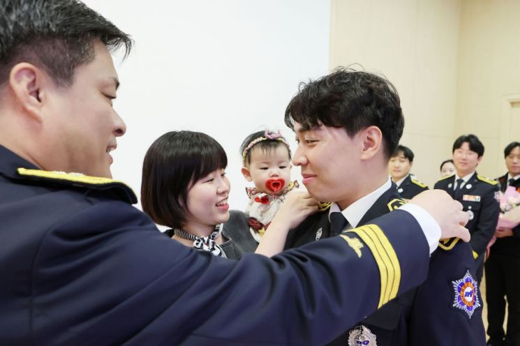 최용철 경기도소방재난본부 전담직무대리가 7일 특별승진 임용자에게 계급장을 달아주고 있다. 경기도소방재난본부 제공