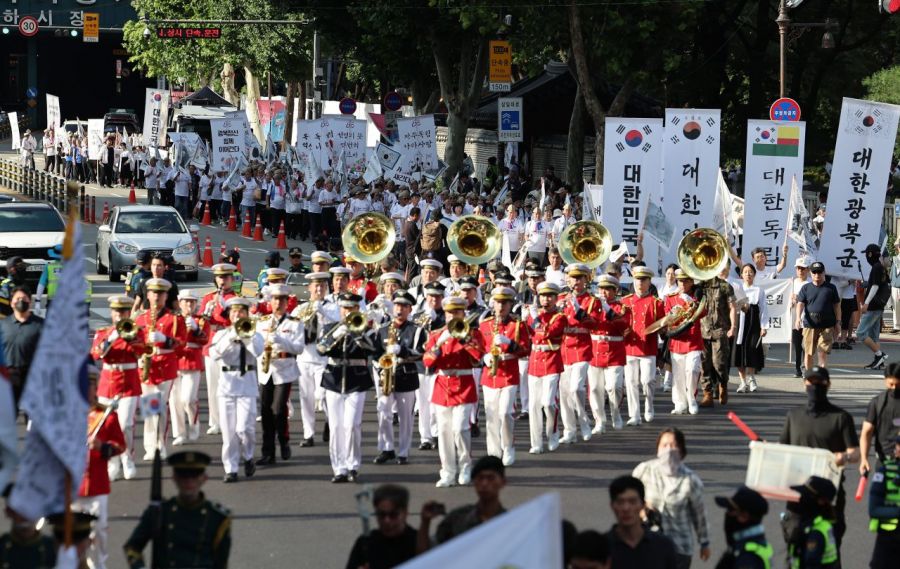 On August 15th, marking the 80th anniversary of Liberation Day, the Ministry of National Defense color guard and military band led the parade at Tapgol Park in Jongno-gu, Seoul, during the "Liberation Grand March with the People" hosted by the Liberation Association. Photo by Yonhap News Agency
